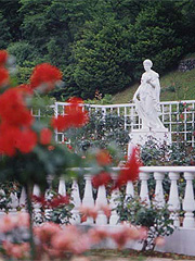 ばら苑のロイヤルコーナーに優雅にたたずむ花の女神「フローラ」の白い像