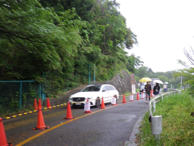 坂道は歩行者と車が半分ずつに分けられている様子